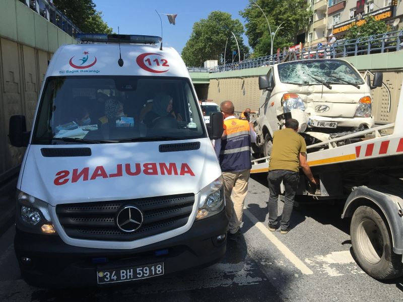 Sultangazi’de sıkışmalı kaza :1’i ağır 2 yaralı
