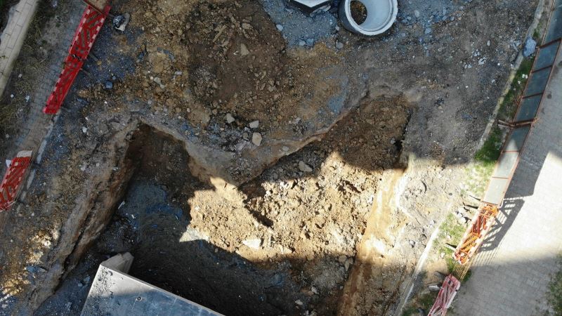 (Özel) Maltepe’de kanalizasyon çalışması durdu, kazı alanı müsilaj doldu