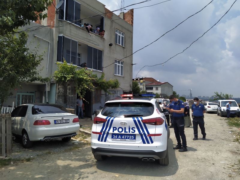 (Özel) Avcılar’da ev boşaltma gerginliğinde kendini yakmaya çalıştı
