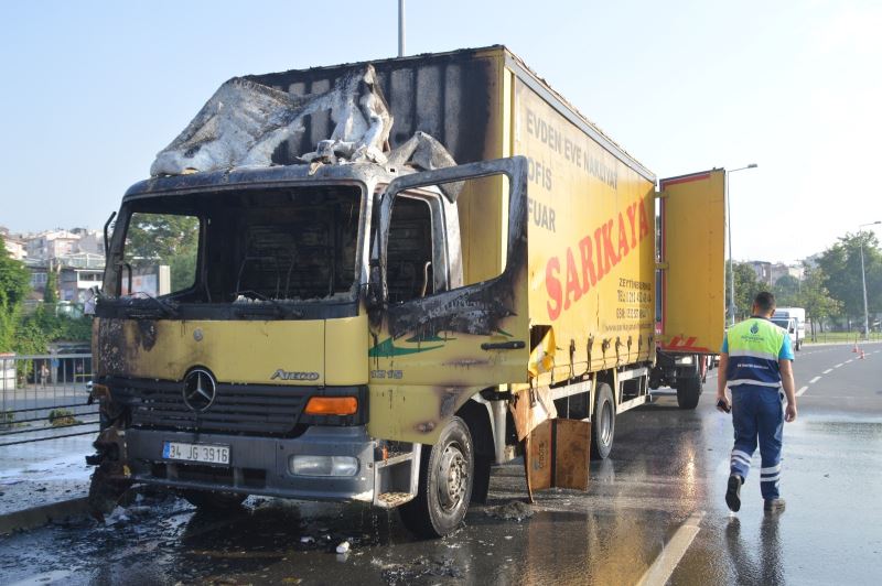 Samatya’da seyir halindeki kamyon yandı
