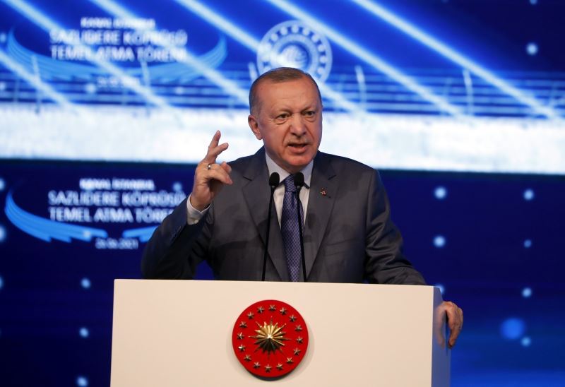 Cumhurbaşkanı Recep Tayyip Erdoğan, “Her büyük geminin Boğaz geçişi, şehir için ciddi risk anlamına geliyor. Projeye İstanbul’un geleceğini kurtarma projesi olarak görüyoruz” dedi.
