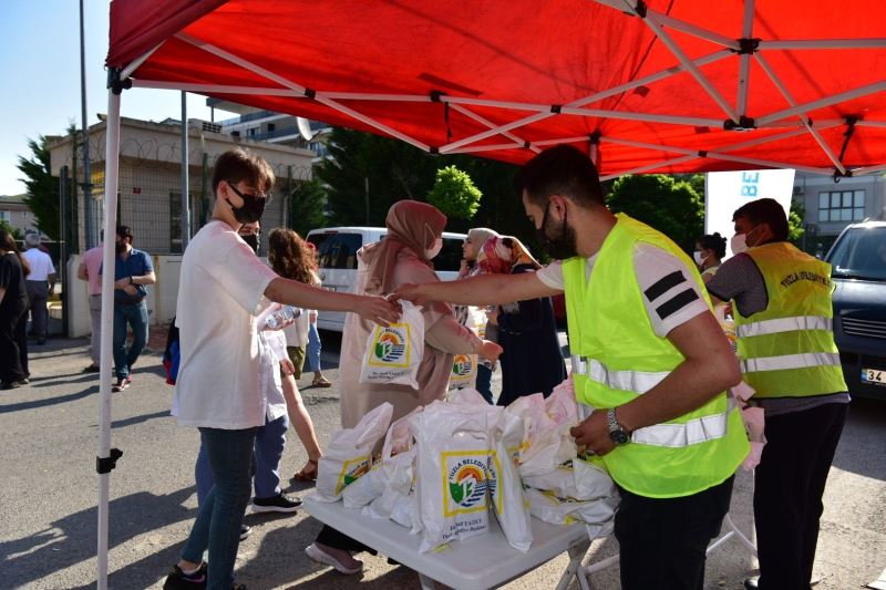 Tuzla Belediyesi’nden YKS’ye giren öğrencilere hediye