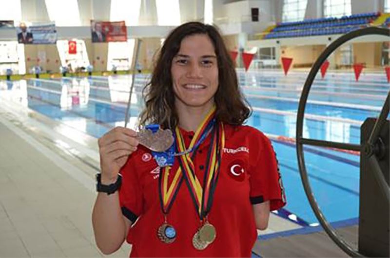 Milli yüzücü Emine Avcu, Almanya’da bronz madalya ile döndü
