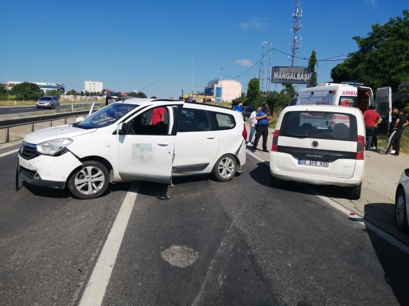 Silivri’de iki araç çarpıştı: 3 kişinin yaralandığı kaza nedeniyle E-5’te trafik kilitlendi
