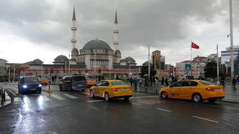 Taksim’de önce hava karardı sonra sağanak yağış başladı