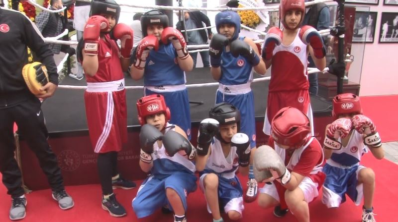 Efsane boksör Garbis Zakaryan’ın hayatının anlatıldığı sergi Beyoğlu’nda açıldı
