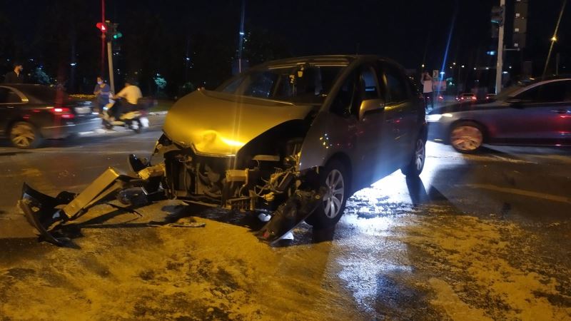 Kağıthane’de ticari taksi ile otomobilin çarpışma anı kamerada