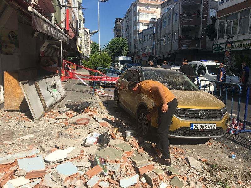 Avcılar’da 2 balkonu çöken 42 yıllık bina havadan drone ile görüntülendi