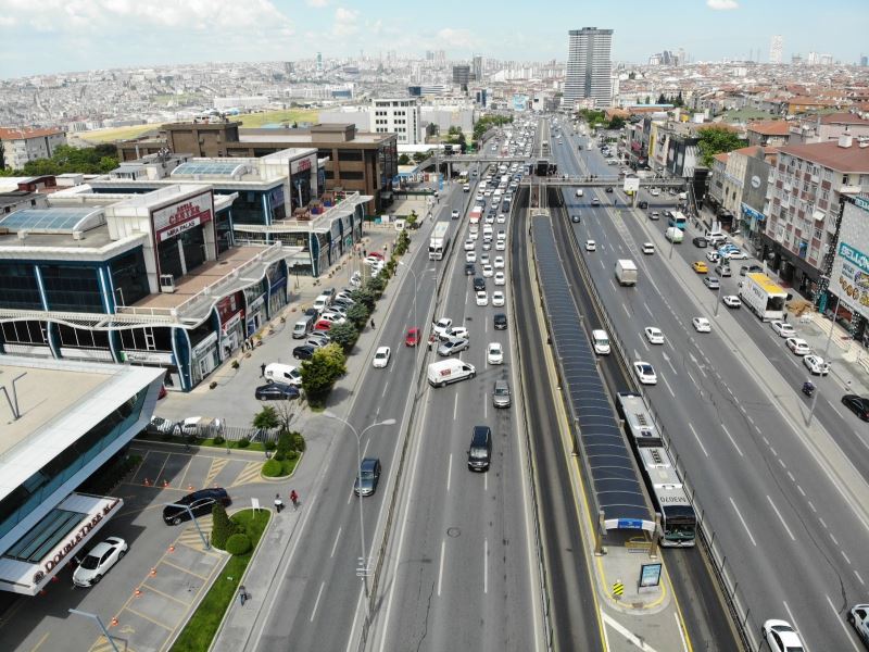 (Özel) Avcılar E-5’te zincirleme trafik kazası: Trafik kilitlendi