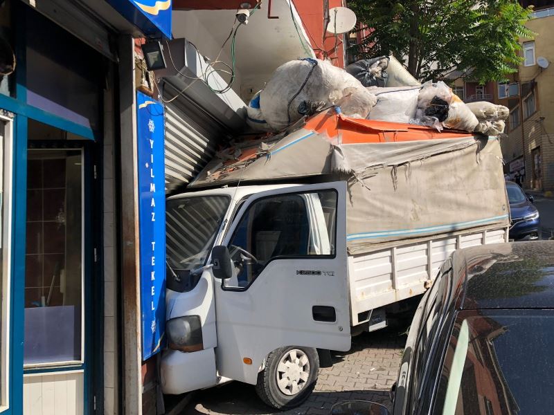 (OZEL) Freni boşalan kamyonet depoya girdi
