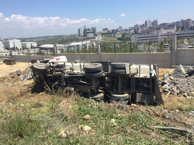 Aracın sıkıştırdığı su tankeri bariyerleri yıkıp toprak yola devrildi
