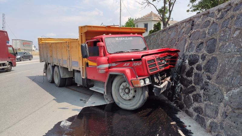 Sultangazi’de freni patlayan kamyon refüjü aşıp istinat duvarına çarptı