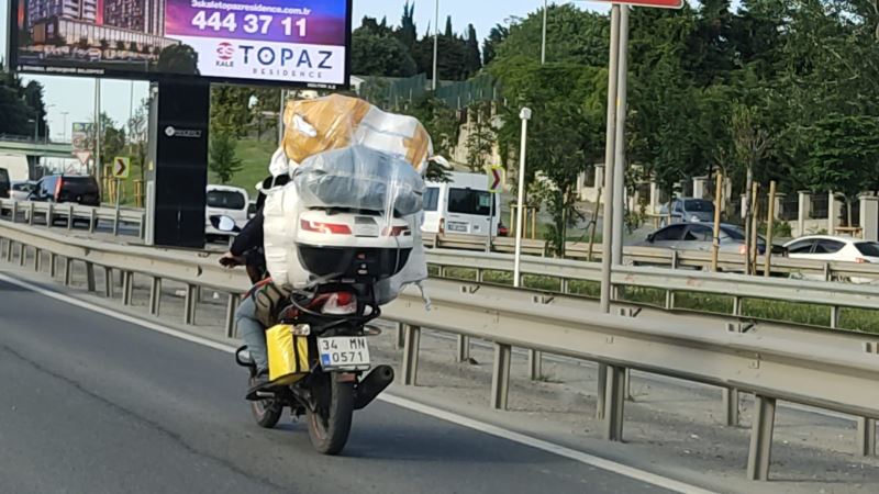 (Özel) Motosikletine fazla yük atan sürücü hem kendini hem trafiği tehlikeye attı
