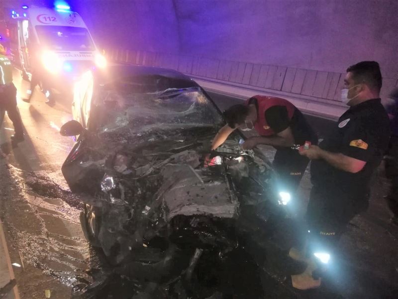 Tünelde otomobil kamyona çarptı: 1 ölü
