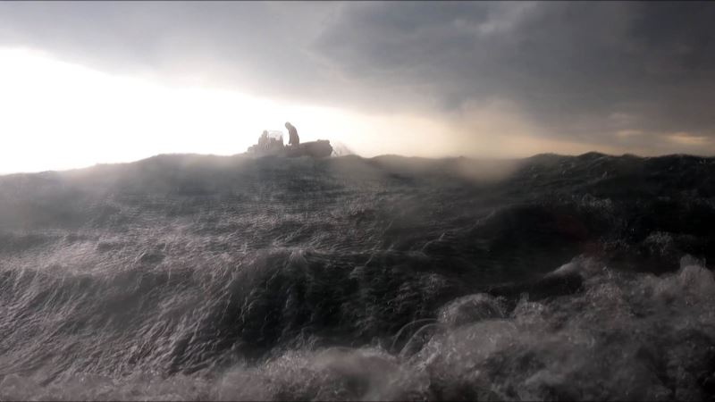 Youtube kanalı için video çekerken denizin ortasında fırtınaya yakalandı