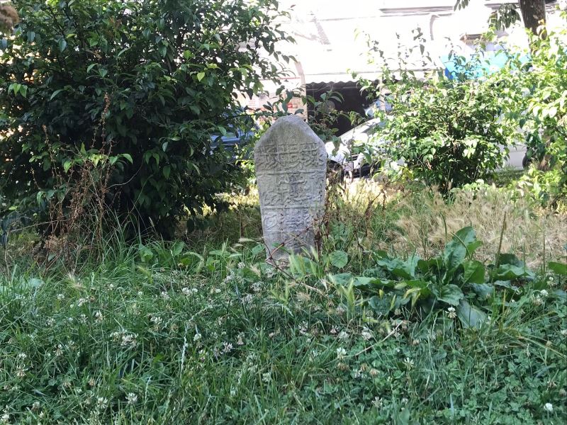 (Özel) Üsküdar’da parktaki kıble taşını görenler, mezar taşı sanıp şaşırıyor
