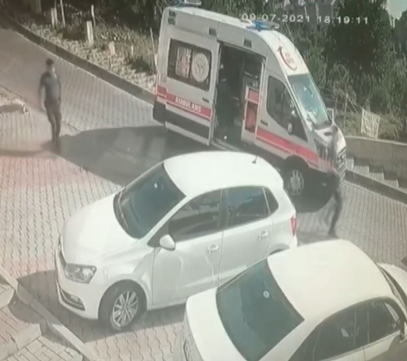 (ÖZEL) Kağıthane’de yokuş aşağı kayan kamyonet devrildi: 1 yaralı
