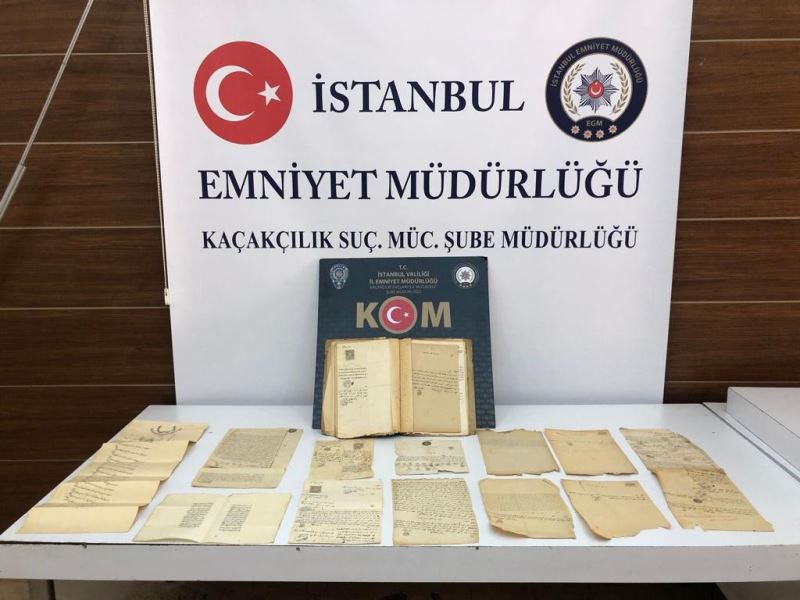 (Özel) Kadıköy’de Osmanlı Devleti’nde kadılara ait kayıp mahkeme tutanakları ve anayasal belgeler ele geçirildi