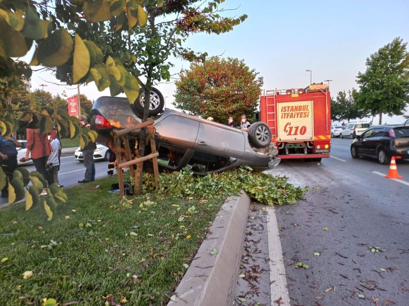 Pendik’te otomobilin sıkıştırdığı araç takla attı: 6 yaralı
