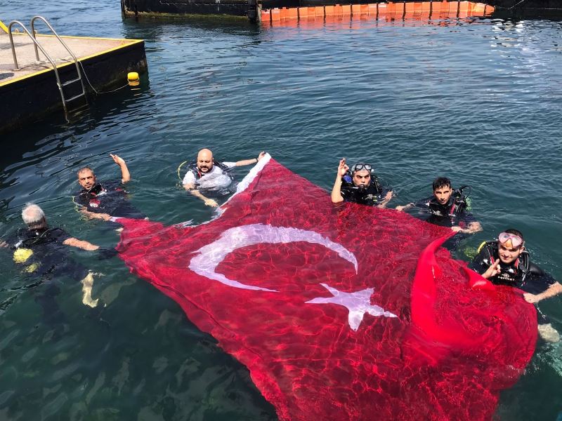 15 Temmuz’u unutturmamak adına sualtına daldılar
