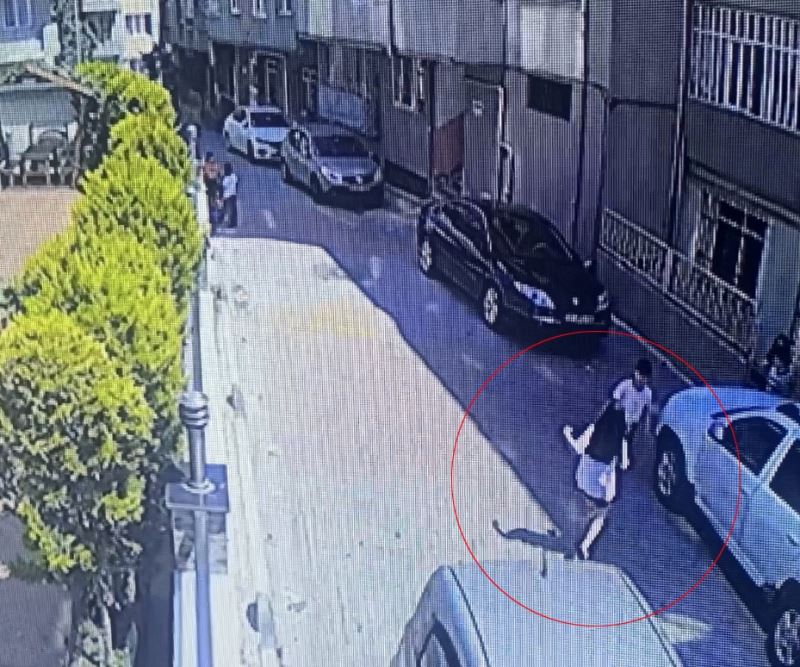 (Özel) İstanbul’da korku dolu anlar: Otomobil 10 yaşındaki kız çocuğunun bacaklarını ezdi
