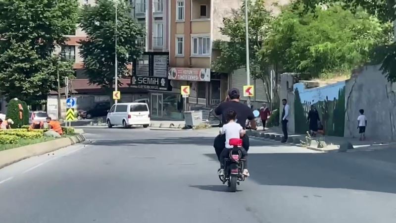 Trafikte baba ve kızın tehlikeli yolcuğu kamerada
