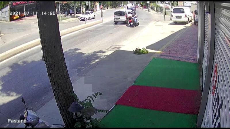 (Özel) Pendik’te otomobilin sıkıştırdığı motosikletlilerin kaza yaptığı anlar kamerada