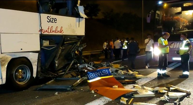 Yolcu otobüsü belediyenin tıbbi atık toplama aracı ile çarpıştı: 4 yaralı
