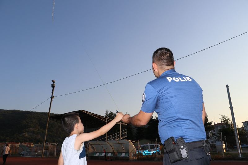 Polis memuru çocuğa yardımcı oldu, uçurtması gökyüzünde süzüldü
