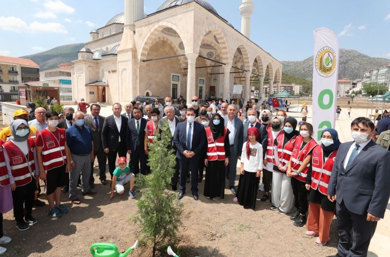 Amasyalılardan 15 Temmuz şehitleri anısına 251 fidan
