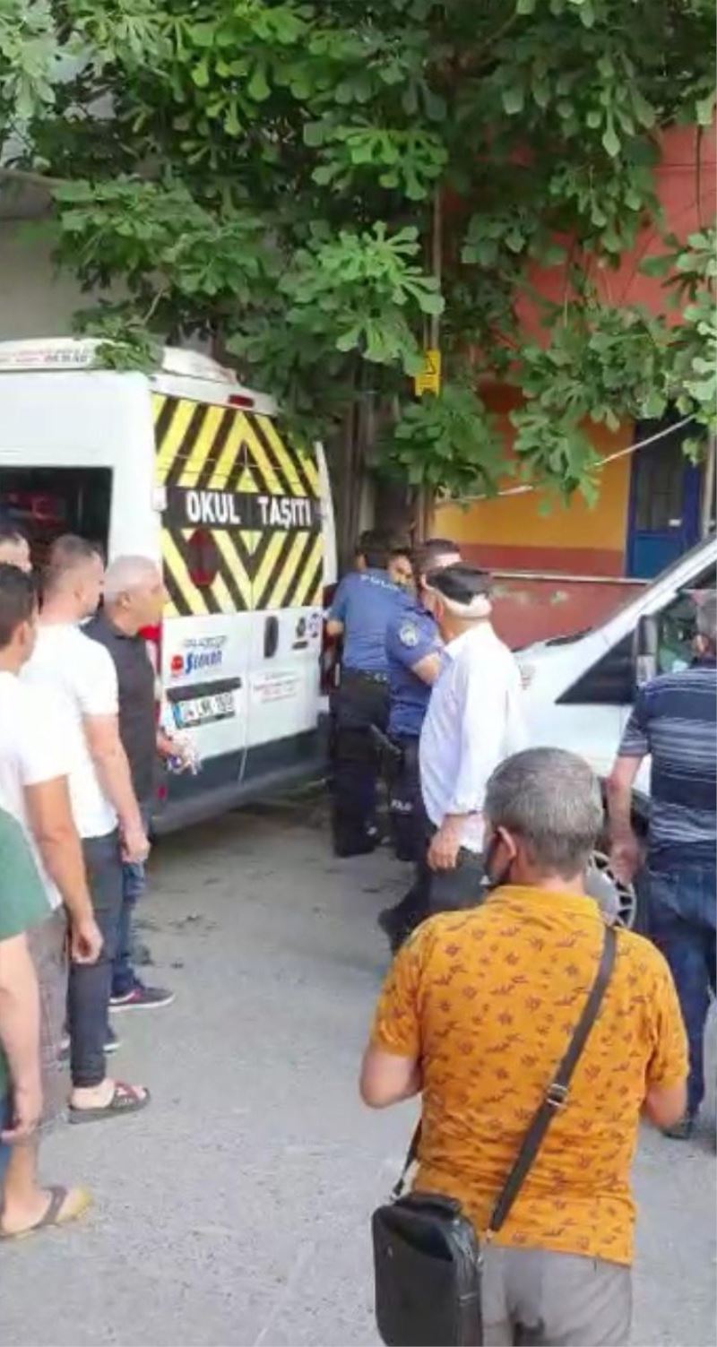 Sancaktepe’de annesini sokak ortasında darp eden şahsa vatandaştan linç girişimi
