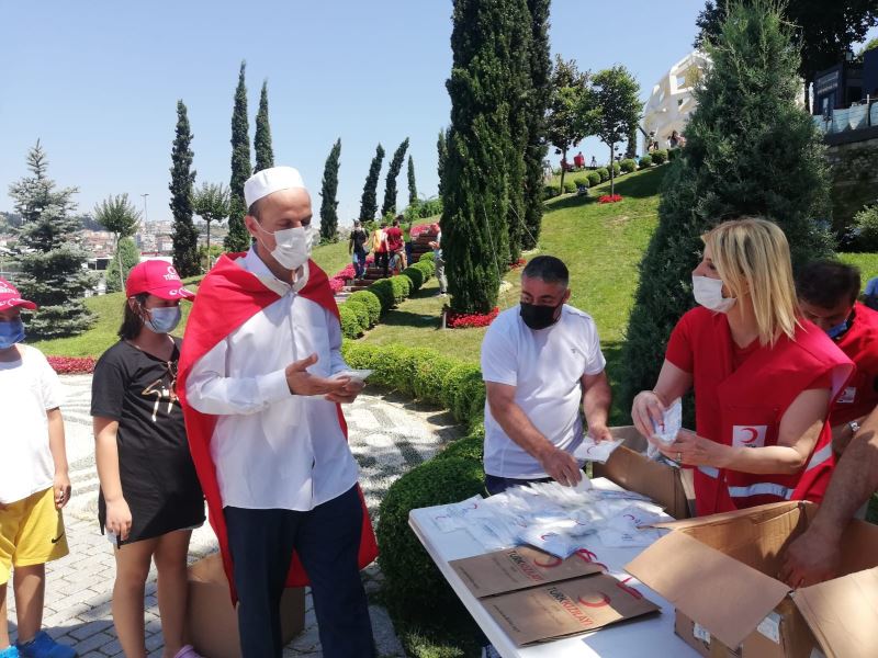 Türk Kızılayı’ndan 15 Temmuz Şehitler Anıtı önünde vatandaşlara ikram
