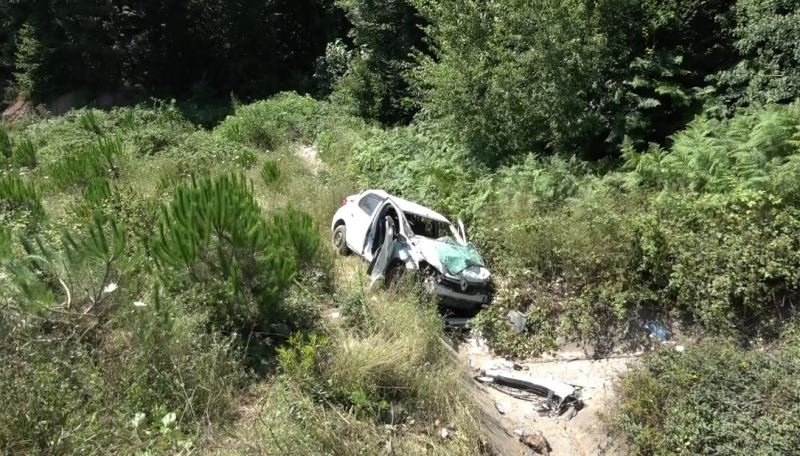 Çekmeköy’de tekeri patlayan otomobile çarpan araç şarampole yuvarlandı: 2 yaralı
