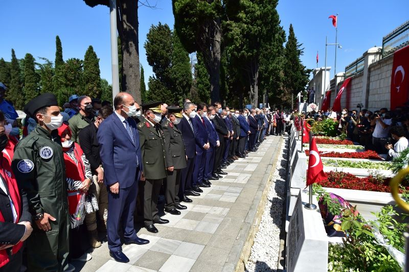 İstanbullular 15 Temmuz’un yıl dönümünde Edirnekapı Şehitliği’ne akın etti
