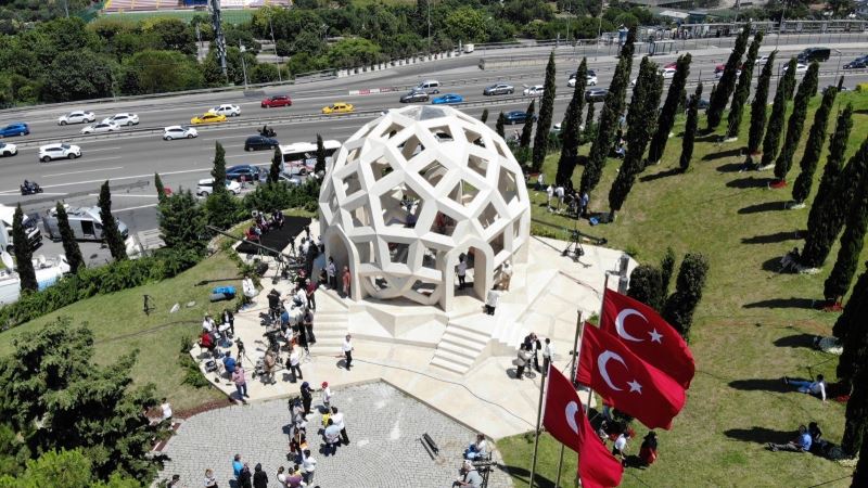 Üsküdar’da 15 Temmuz Şehitler Anıtına yoğun ilgi havadan görüntülendi
