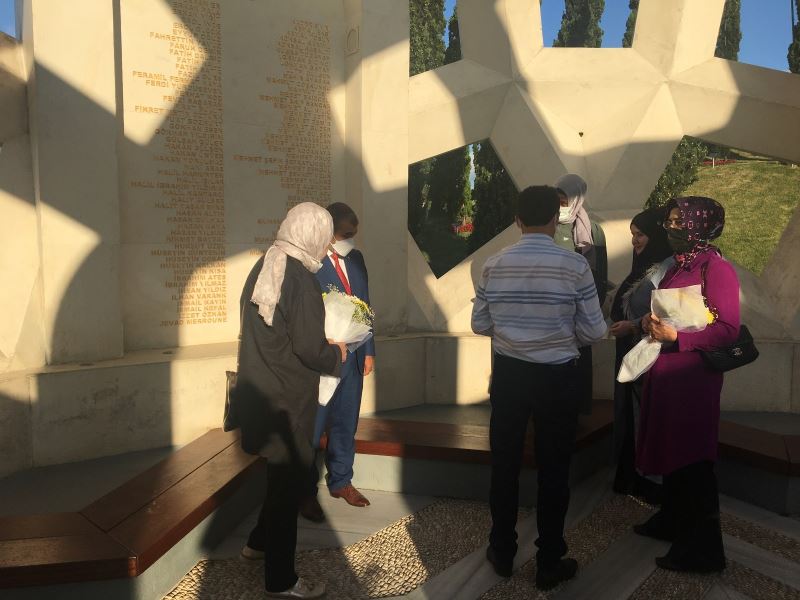 15 Temmuz Şehitler Anıtı’nda dua edilip, şehit ailelerine çiçek verildi
