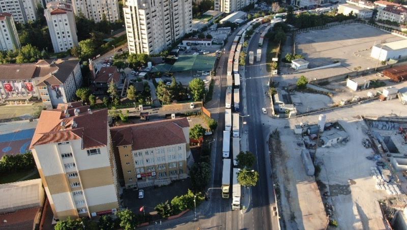 Ataşehir’de kilometrelerce uzayan tır kuyruğu havadan görüntülendi