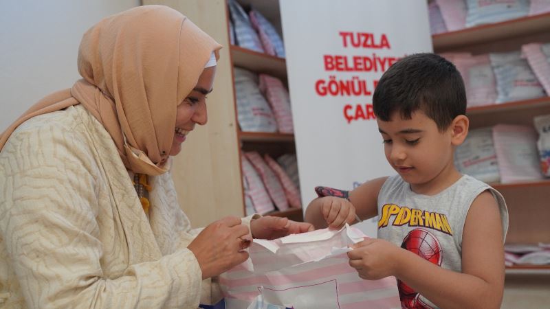 Tuzla’da Gönül Elleri Çarşısı bin 500 çocuğa bayramlık kıyafet dağıttı
