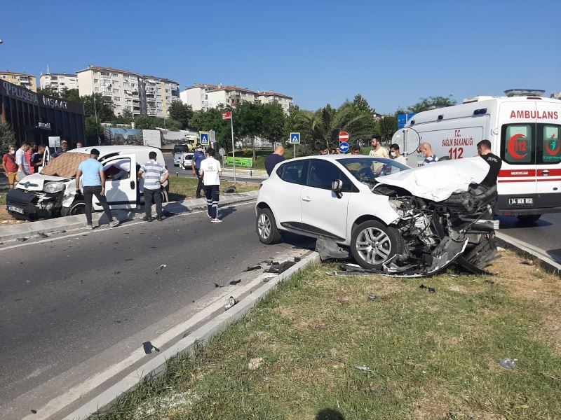 (Özel) Maltepe’de kavşakta kafa kafaya çarpıştılar: 3 yaralı