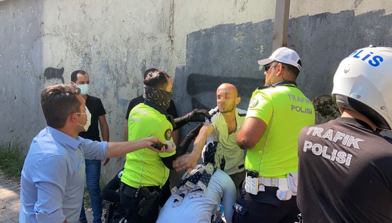 (Özel) İstanbul’un ortasında polisin silahını almaya çalışan şahıs etkisiz hale getirildi
