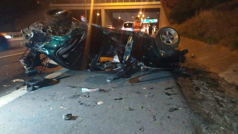 TEM Otoyolu’nda kontrolden çıkarak ağaçlık alana dalan otomobil takla attı: 1 yaralı
