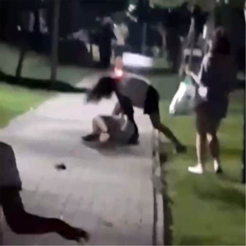 (Özel) Küçükçekmece’de kızların tekme tokat kavgası kamerada