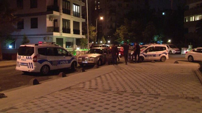 Kadıköy’de iki araç kundaklandı
