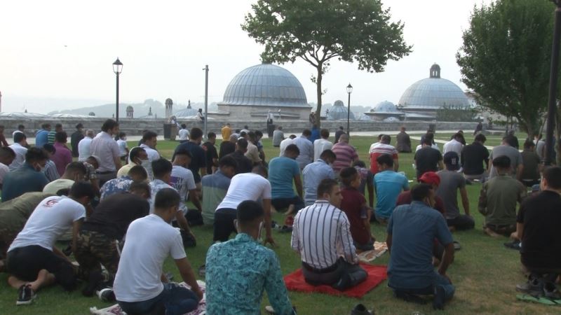 Süleymaniye Camii’nde binlerce vatandaşın katılımıyla bayram namazı kılındı
