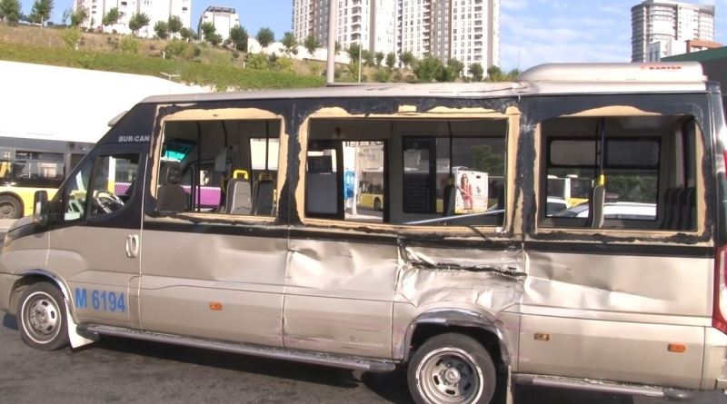 Küçükçekmece’de belediye otobüsü ile dolmuş çarpıştı: 11 yaralı

