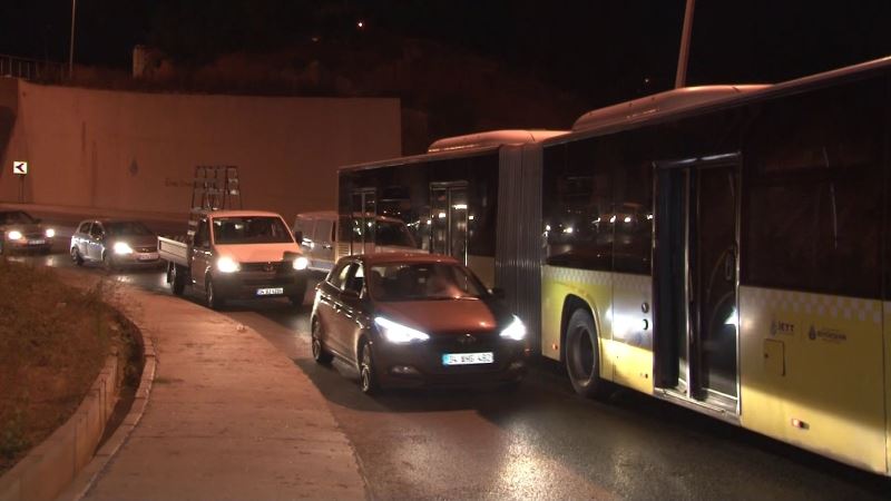 Arnavutköy’de yakıtı biten İETT otobüsü yolda kaldı, ilçe çıkışında trafik durdu