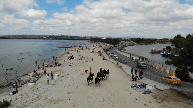 Küçükçekmece’de atlı polislerden Menekşe Plajı’nda bayram denetimi
