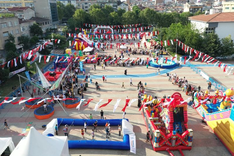 Sultangazili çocuklar bayramda eğlenceye doyuyor