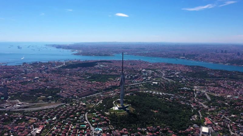 Çamlıca Kulesi, Kurban Bayramı’nda ziyaretçilerin ilgi odağı oldu.