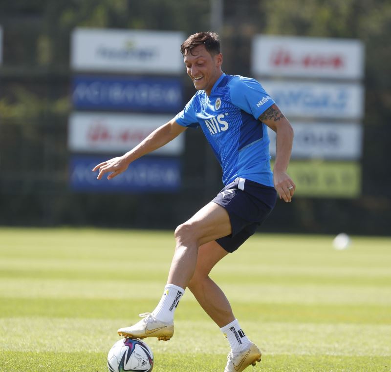 Fenerbahçe’de Serdar Aziz, Sinan Gümüş ve Mesut Özil takımla çalıştı
